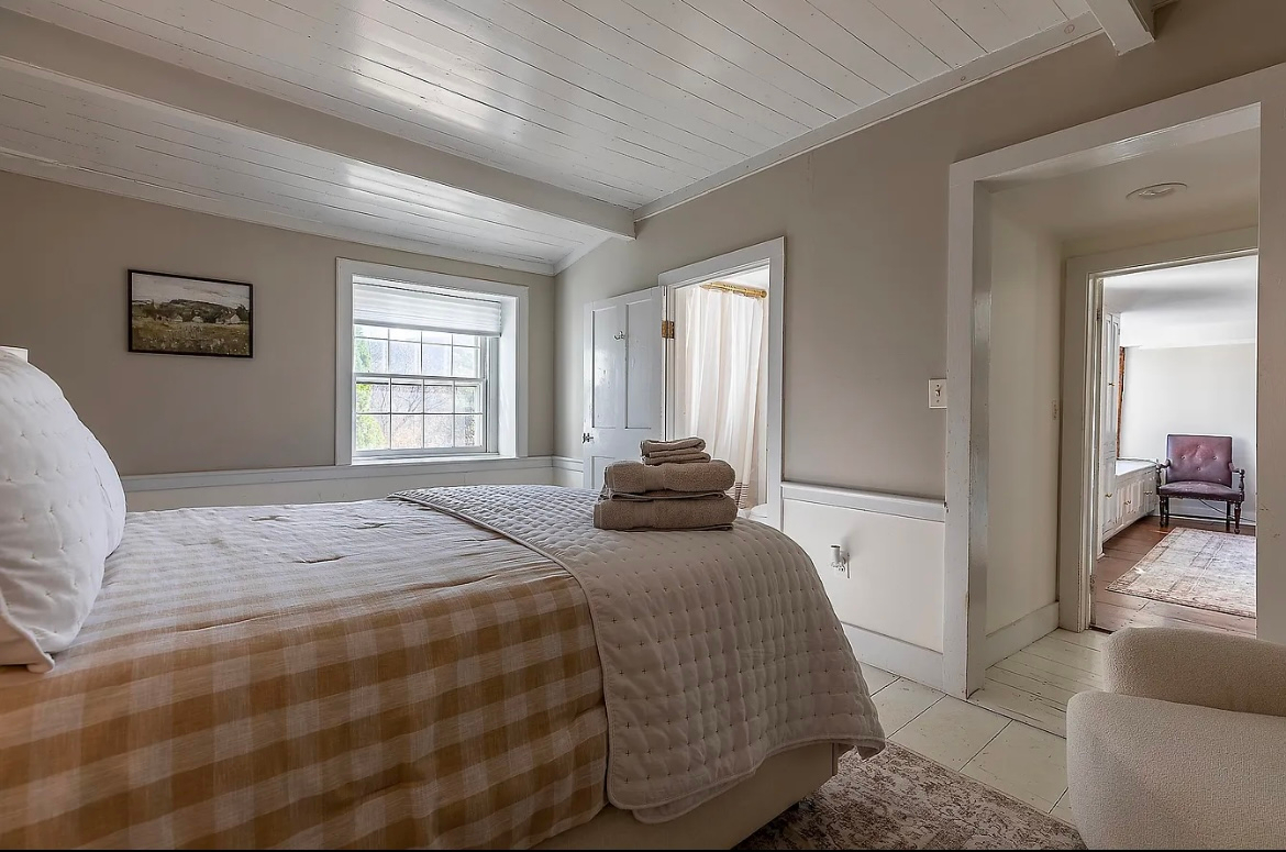Elegant Historic 3 Bedroom in Manchester Near Skiing - Photo 3