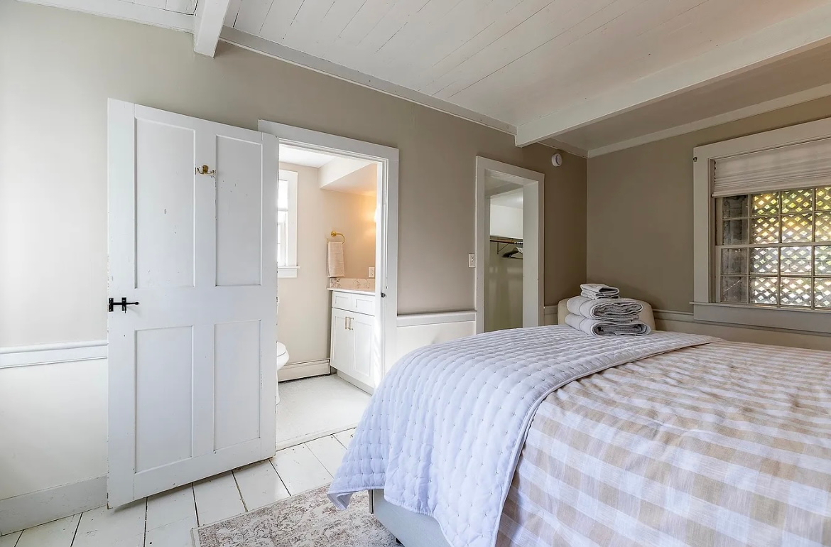 Elegant Historic 3 Bedroom in Manchester Near Skiing - Photo 11