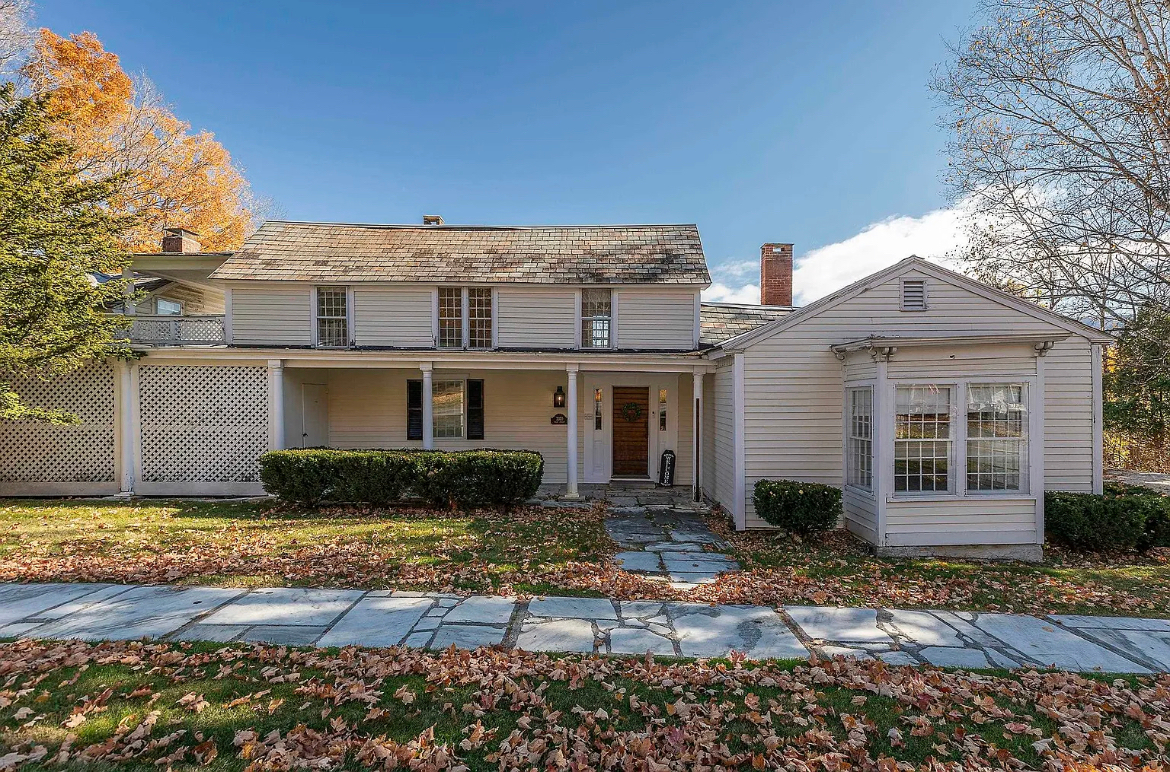 Elegant Historic 3 Bedroom in Manchester Near Skiing - Photo 1