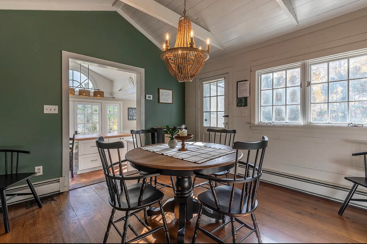 Elegant Historic 3 Bedroom in Manchester Near Skiing - Photo 5