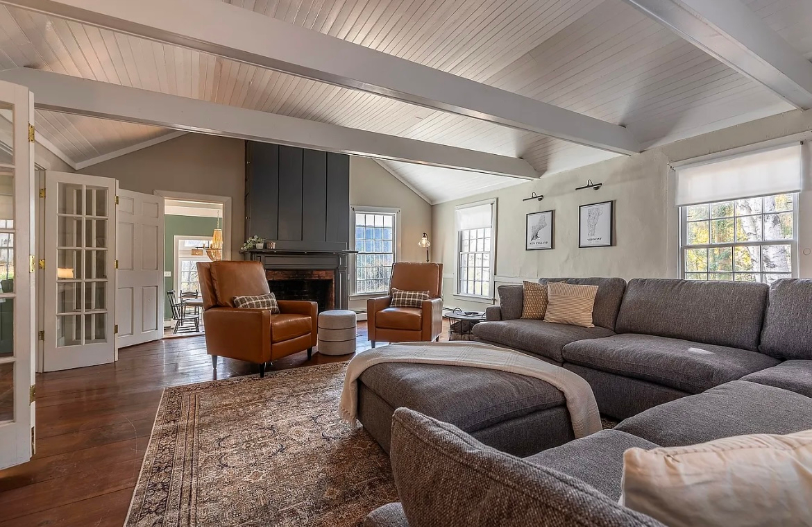 Elegant Historic 3 Bedroom in Manchester Near Skiing - Photo 4