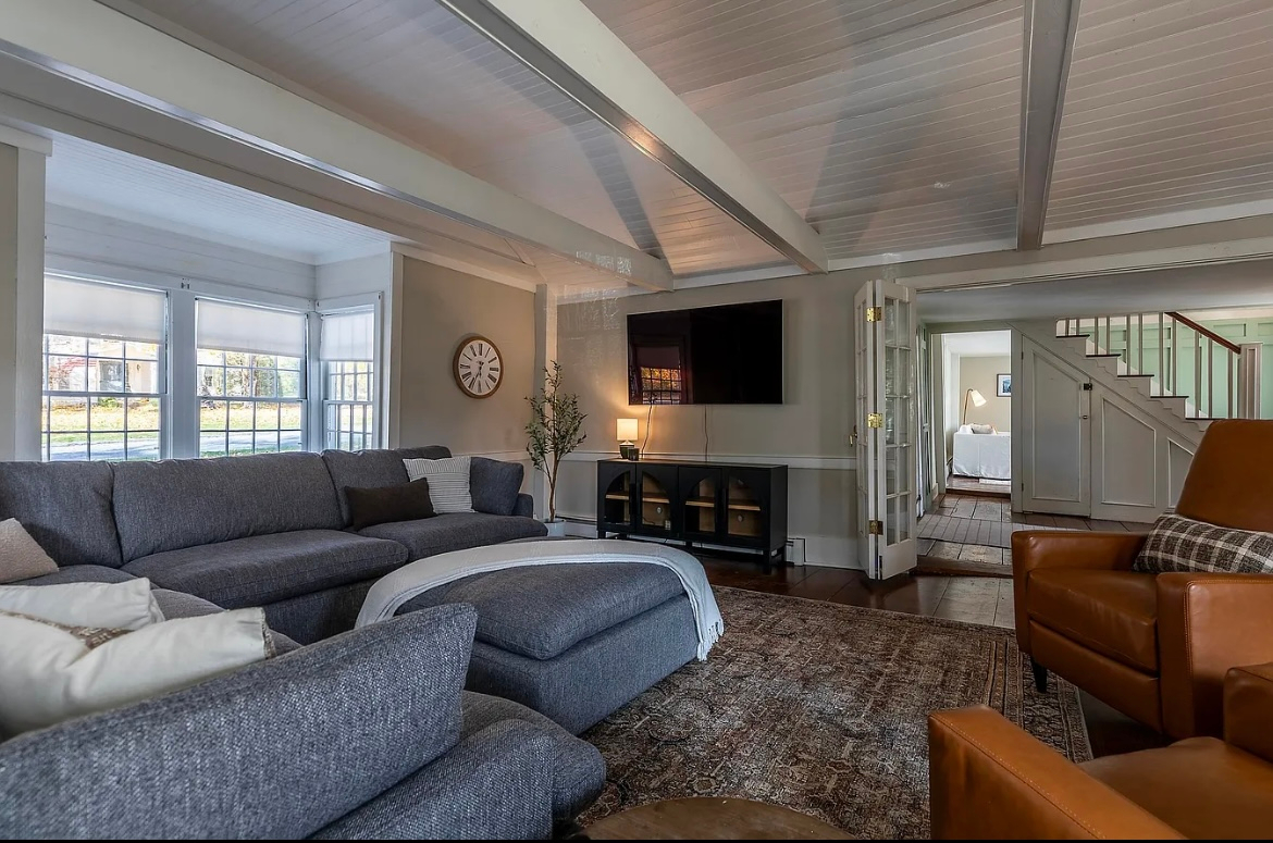 Elegant Historic 3 Bedroom in Manchester Near Skiing - Photo 6