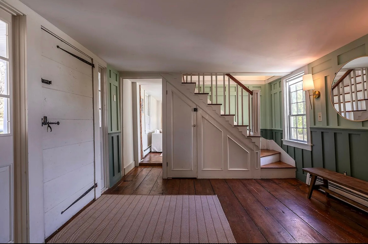 Elegant Historic 3 Bedroom in Manchester Near Skiing - Photo 8