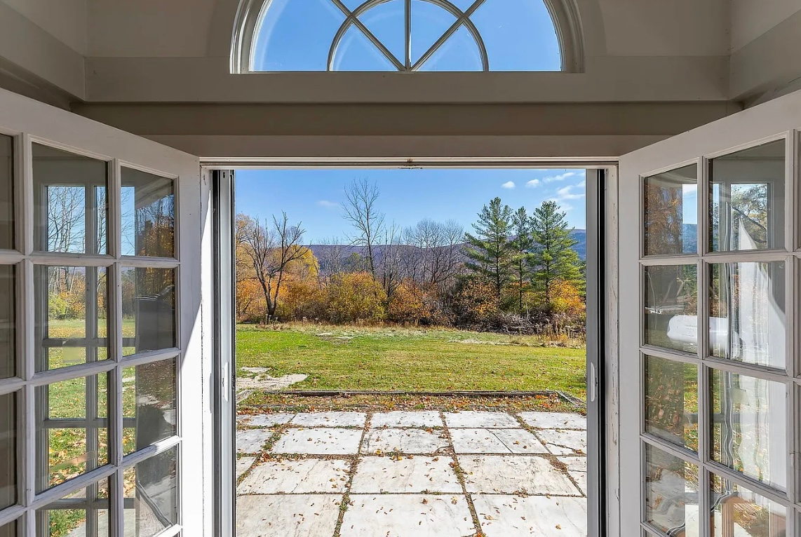 Elegant Historic 3 Bedroom in Manchester Near Skiing - Photo 9