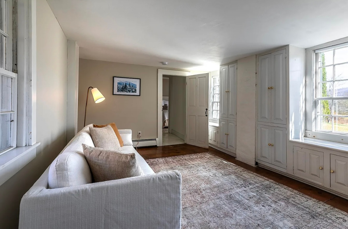 Elegant Historic 3 Bedroom in Manchester Near Skiing - Photo 10