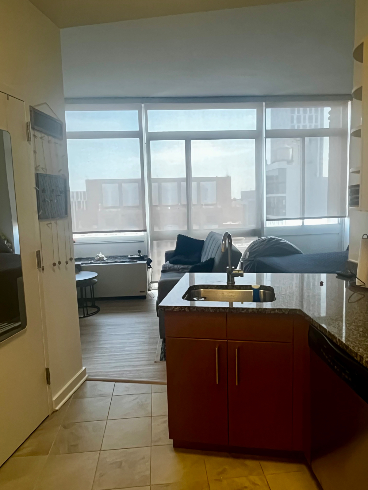 Sunny Studio High Rise Apt - Photo 3