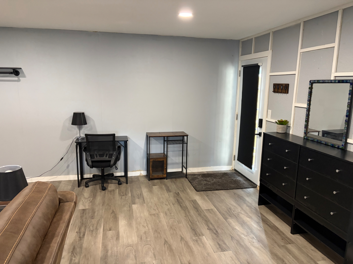 Fully renovated furnished studio apartment - Photo 2