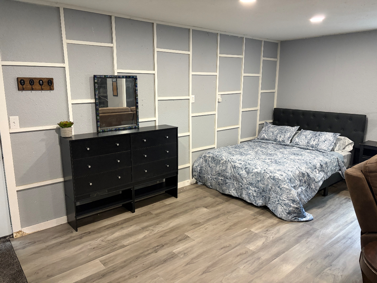 Fully renovated furnished studio apartment - Photo 1