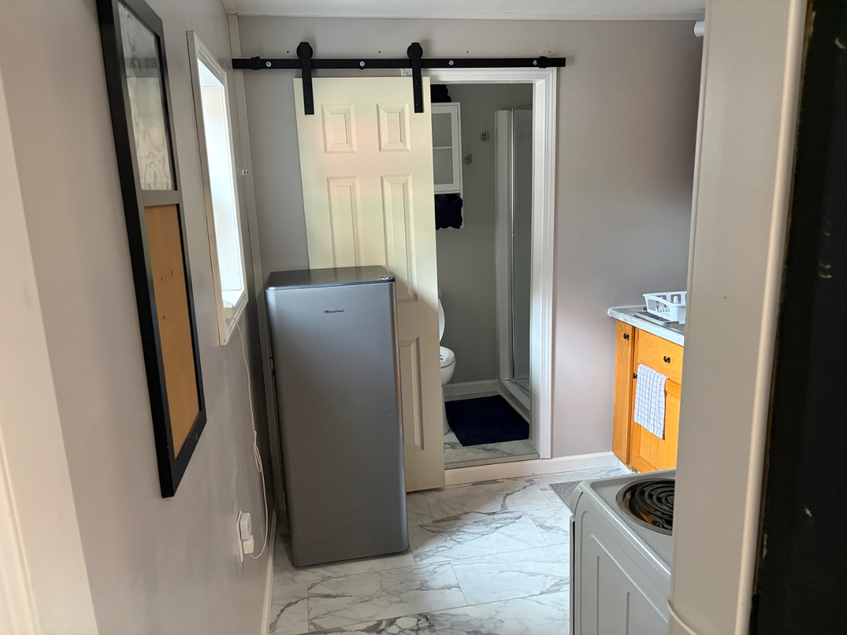 Fully renovated furnished studio apartment - Photo 4