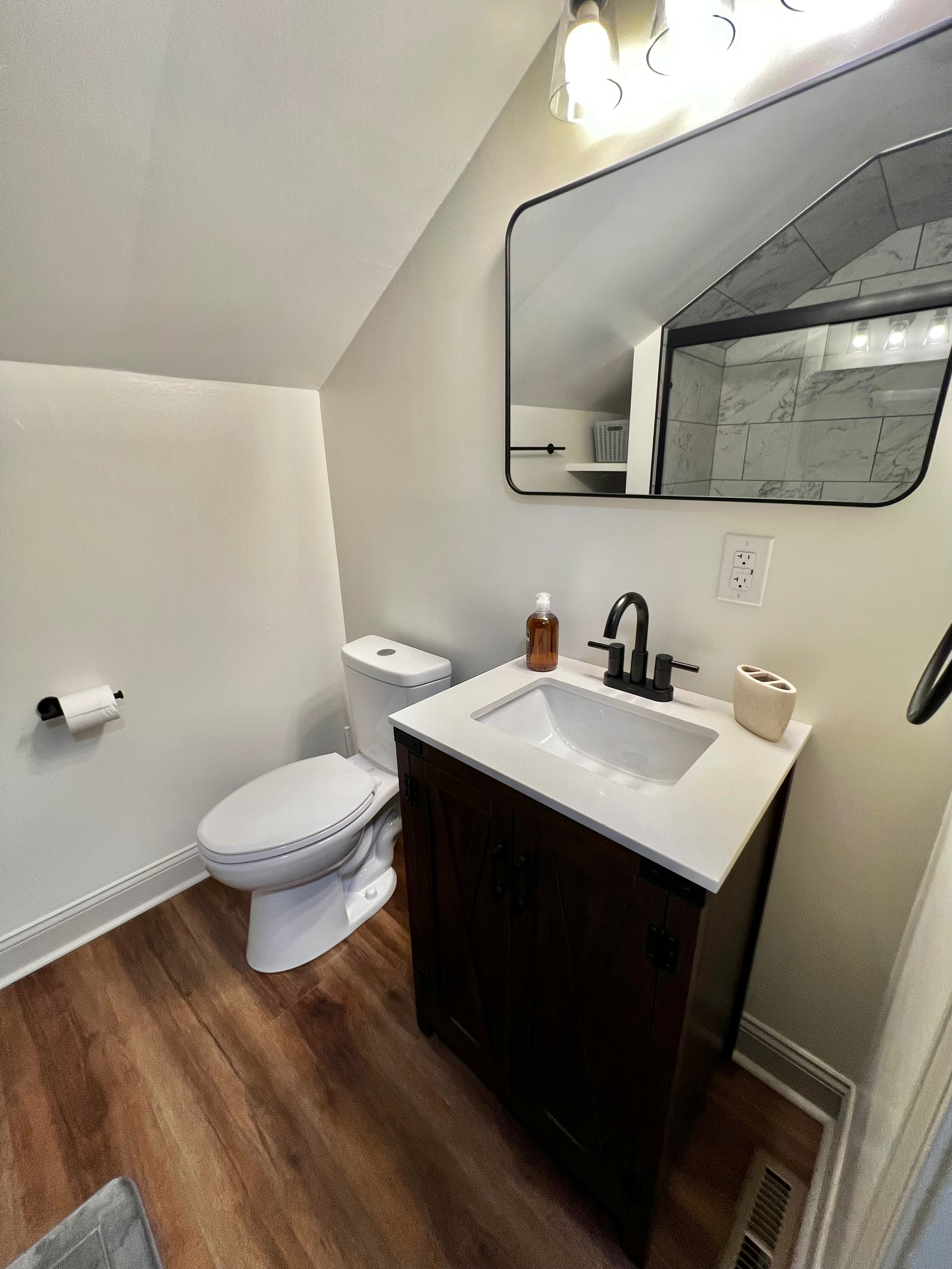 Bright & Contemporary 1BR Apartment | Work-Friendly & Fully Equipped - Photo 10