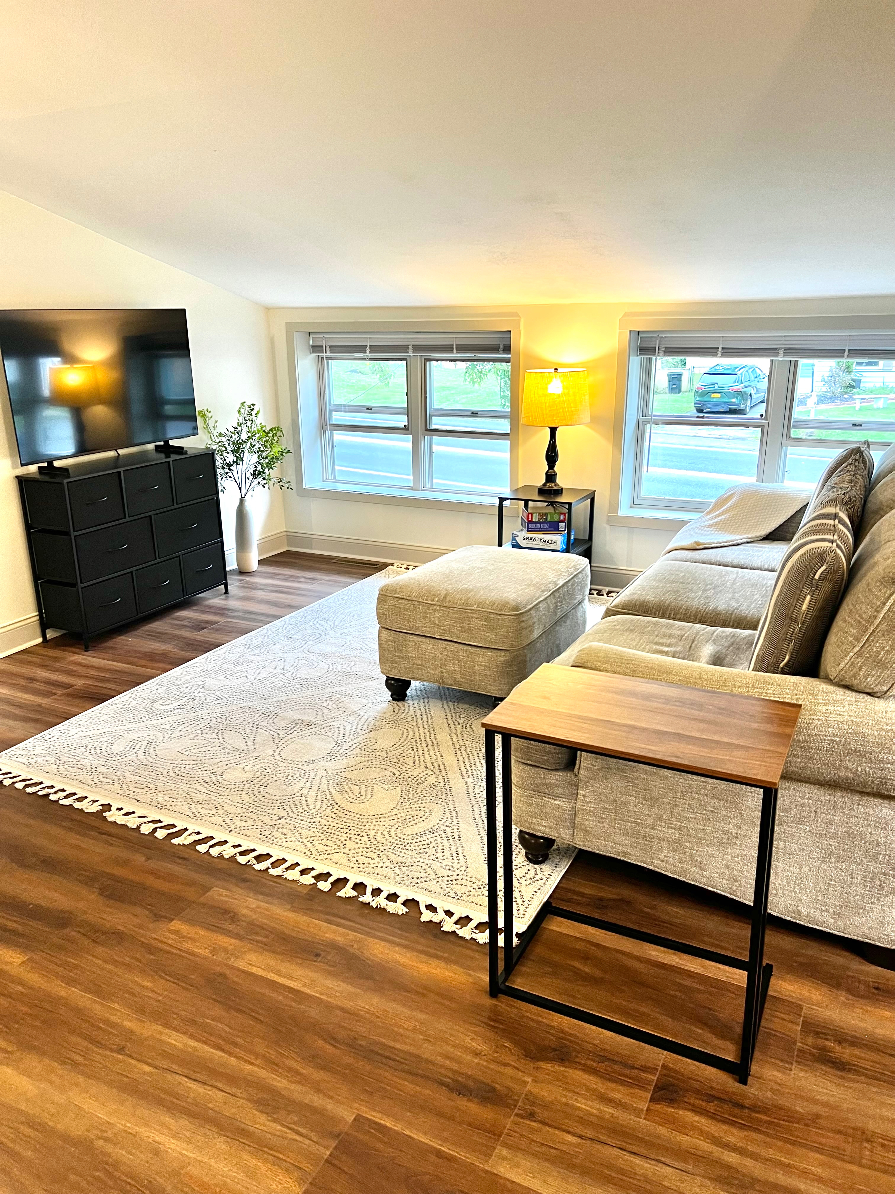 Bright & Contemporary 1BR Apartment | Work-Friendly & Fully Equipped - Photo 1