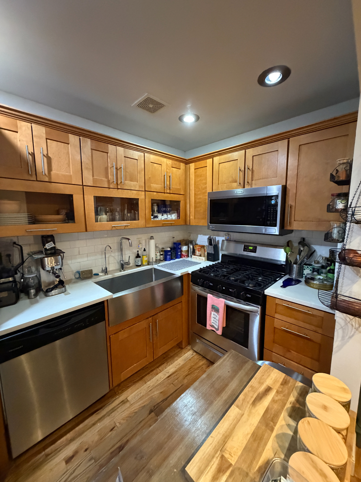 2-Bed, Fully stocked, WFH Set-Up complete with yoga mats, laundry and water filters! - Photo 9