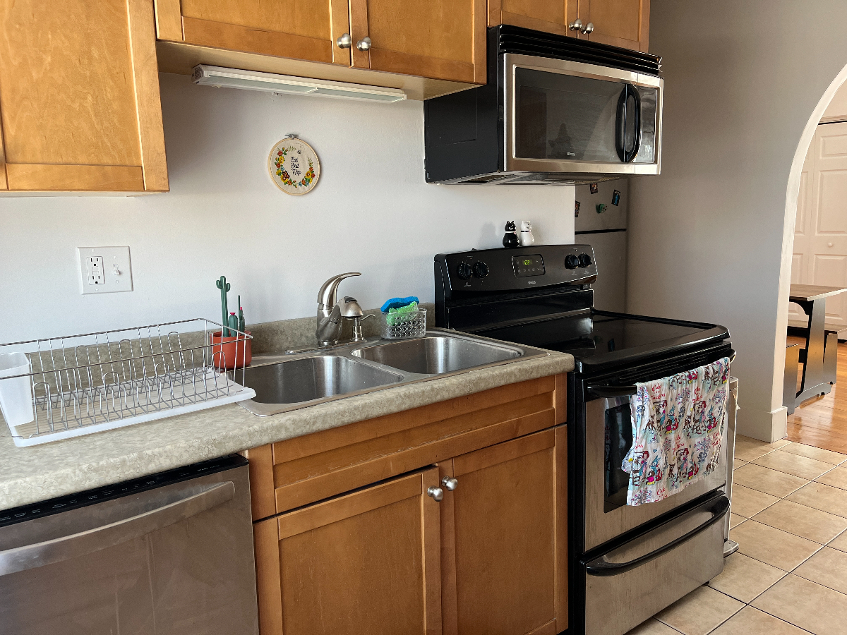Stylish One Bed, One Bath in Downtown Saint Albans City with Artsy Vibes and Stunning Sunset Views - Photo 6