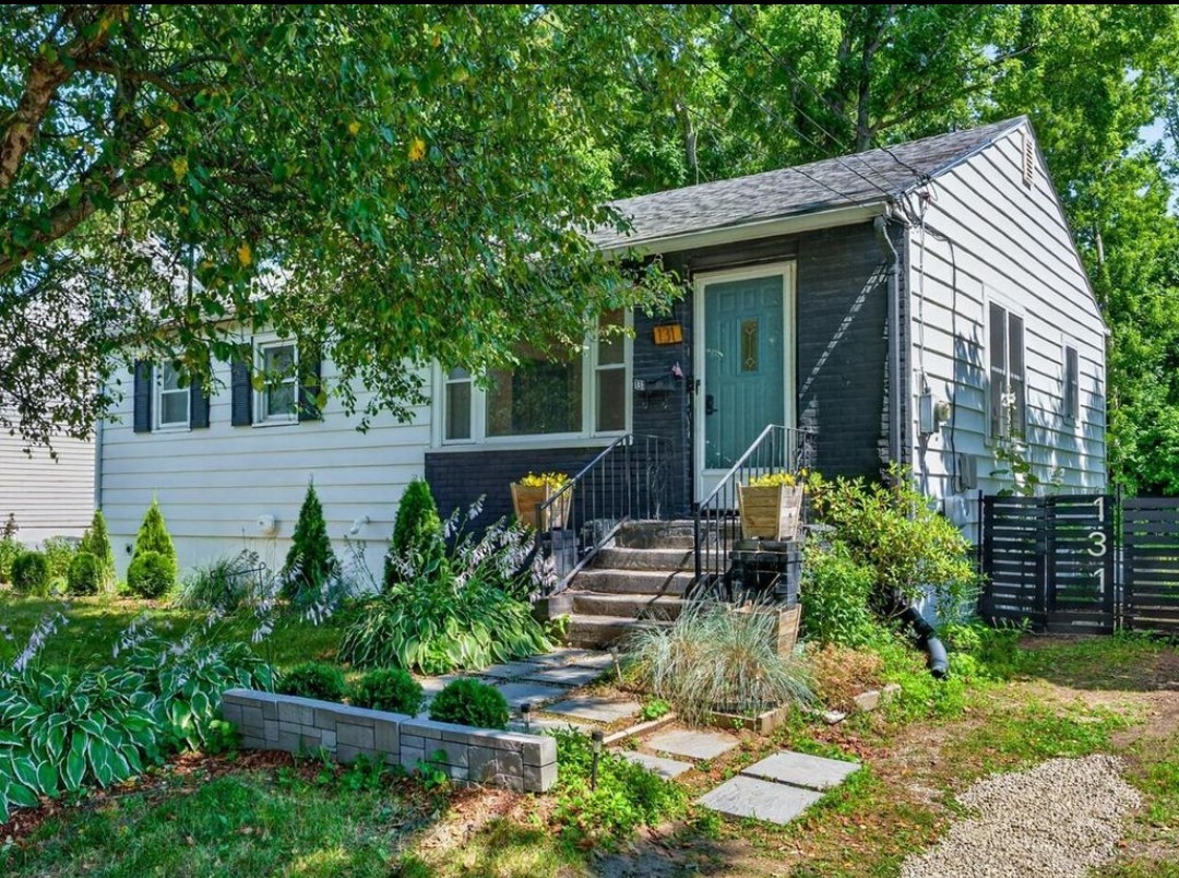 Bedroom Available in Home, Quiet & Walkable Essex Location - Photo 1