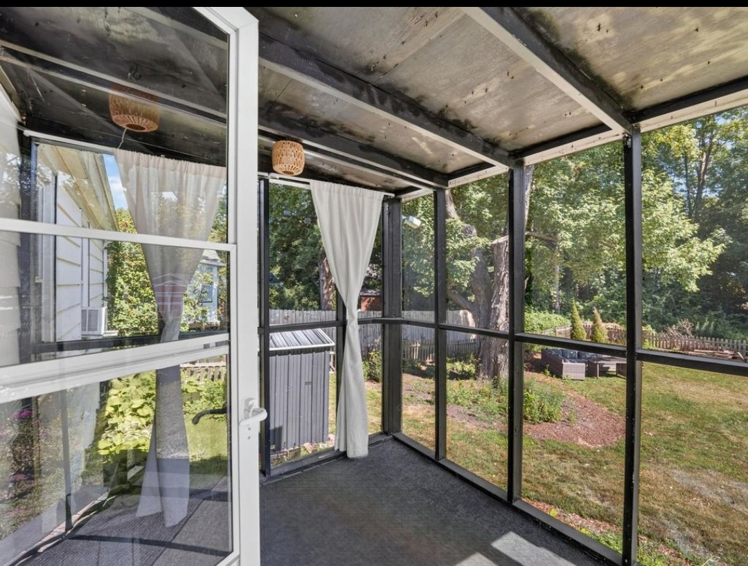 Bedroom Available in Home, Quiet & Walkable Essex Location - Photo 4