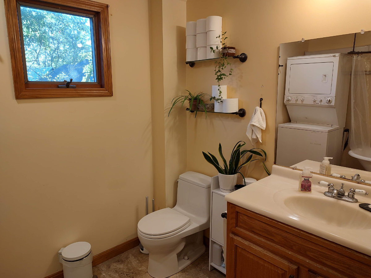 Peaceful 2-Bedroom Stay With Office Near UVM Medical Center And Downtown Burlington - Photo 8