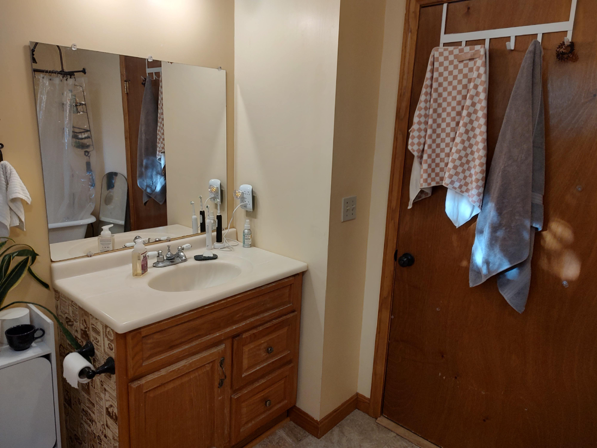 Peaceful 2-Bedroom Stay With Office Near UVM Medical Center And Downtown Burlington - Photo 9