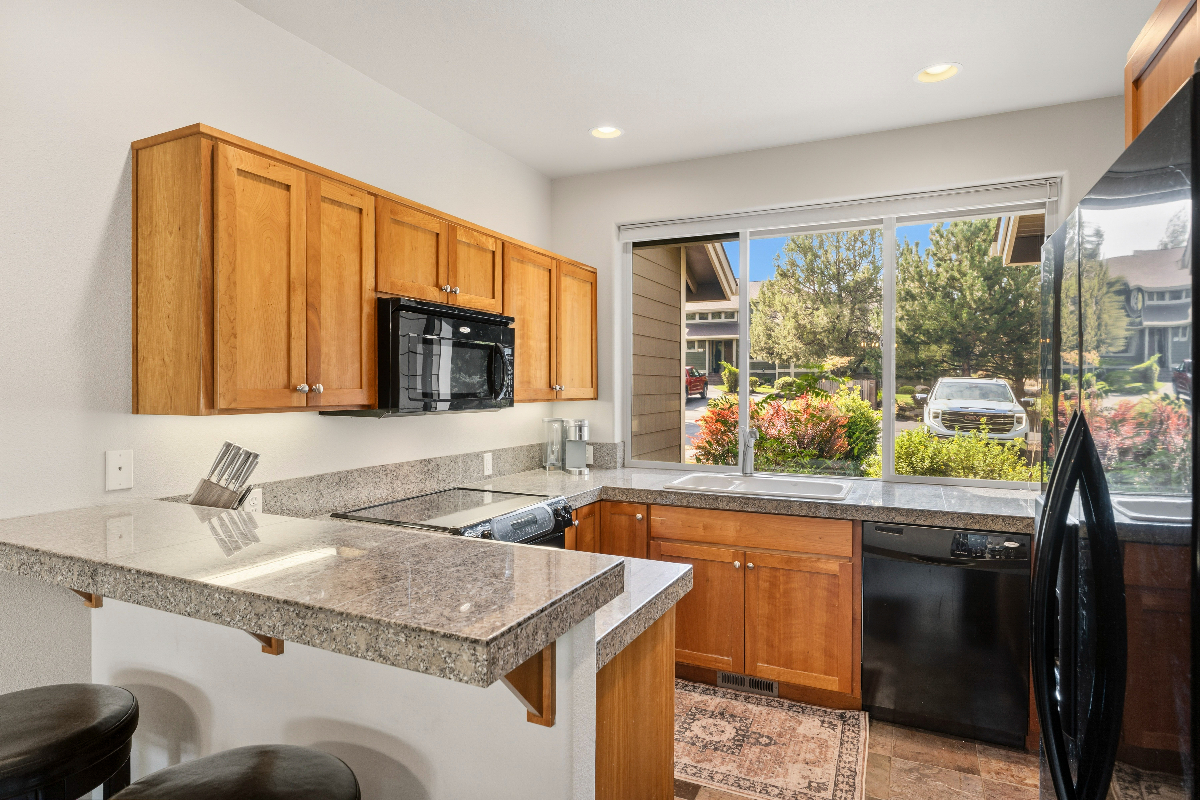 Fully furnished light, bright townhome on the Creek - Photo 5