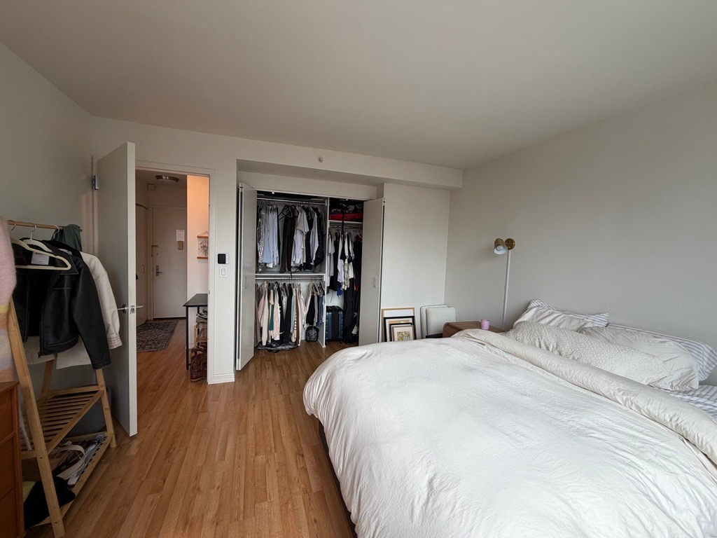 Luxury 1BR with Gym and Rooftop Patio, Steps to Central Park and Times Square - Photo 4