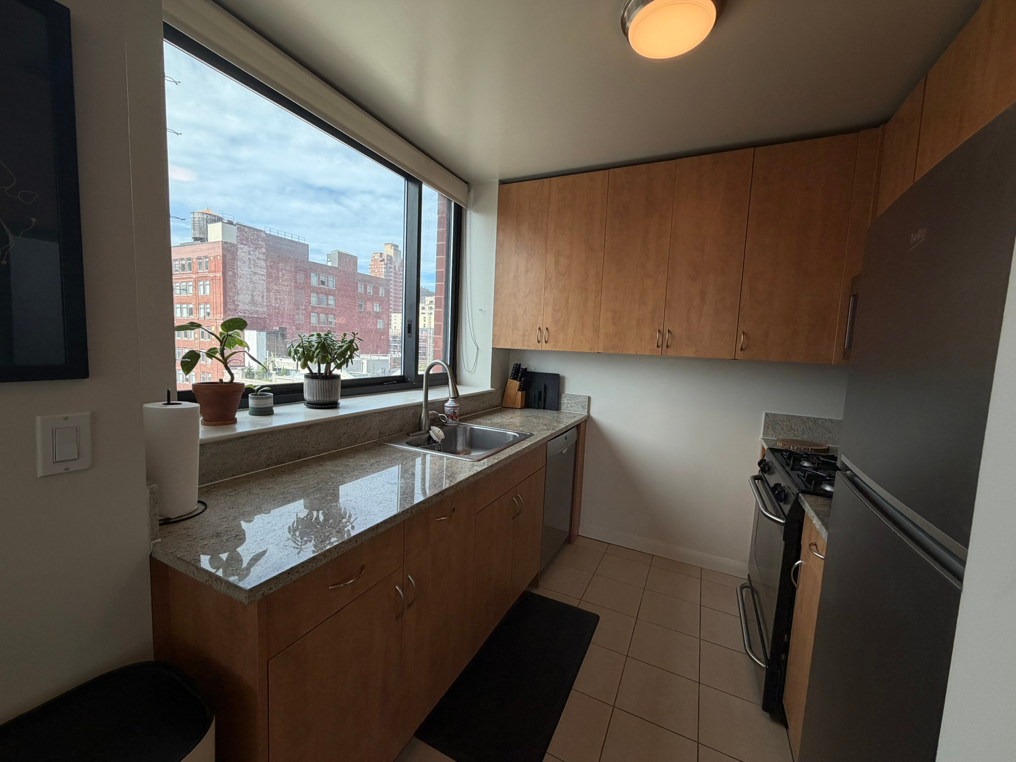 Luxury 1BR with Gym and Rooftop Patio, Steps to Central Park and Times Square - Photo 7