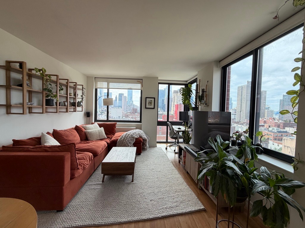 Luxury 1BR with Gym and Rooftop Patio, Steps to Central Park and Times Square - Photo 1