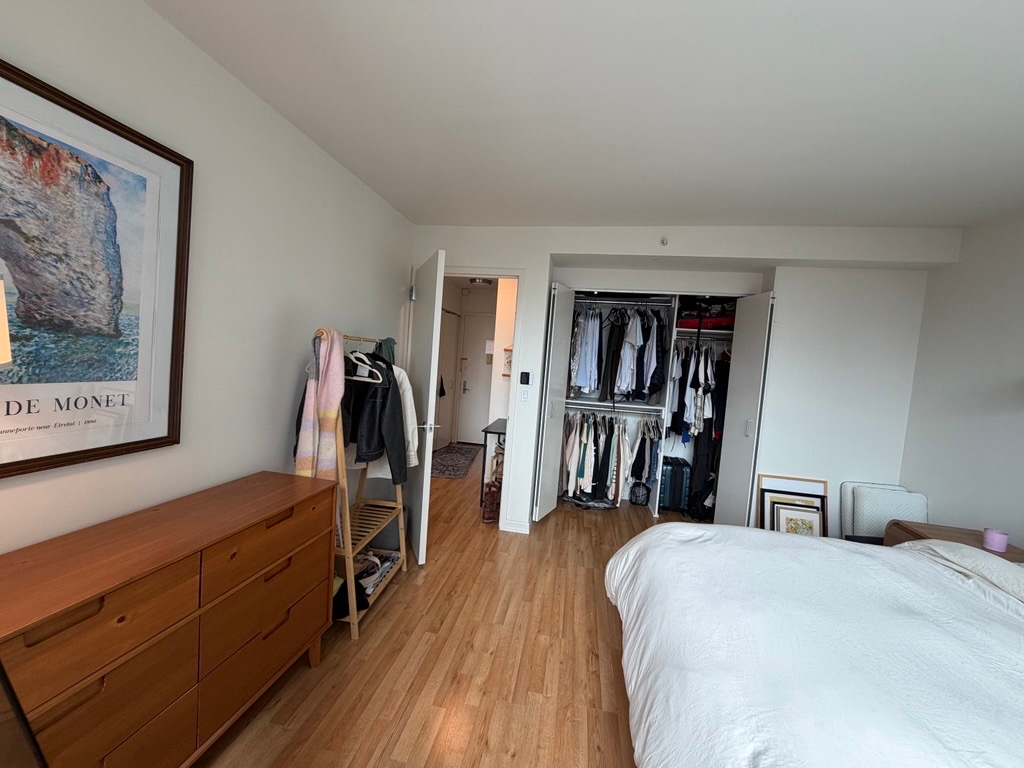Luxury 1BR with Gym and Rooftop Patio, Steps to Central Park and Times Square - Photo 5