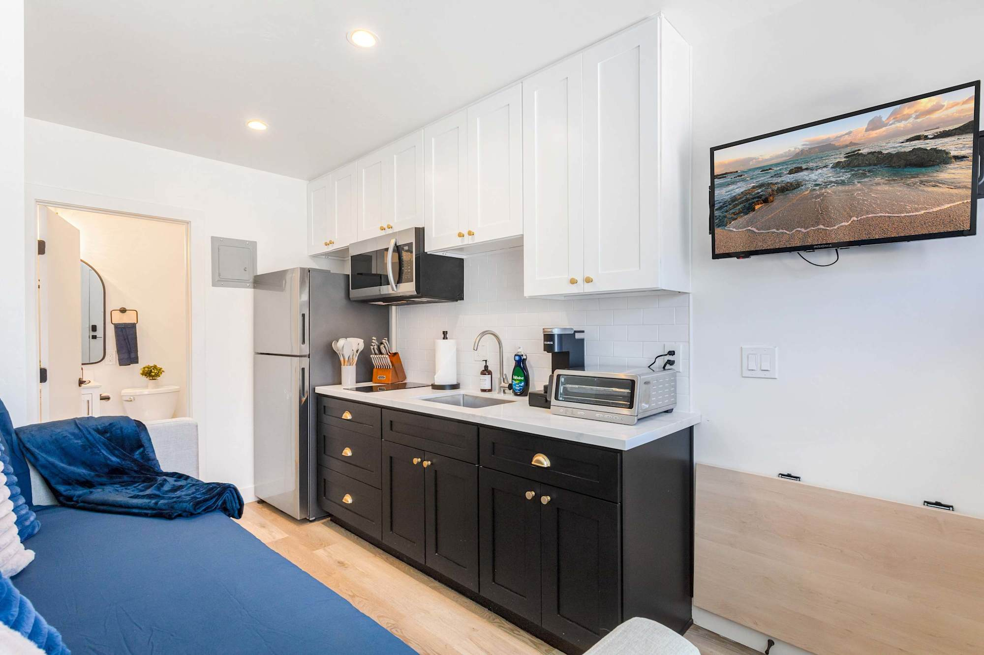 Hillcrest Studio | Walk to UCSD & Scripps Mercy | Fiber Wi-Fi - Photo 2