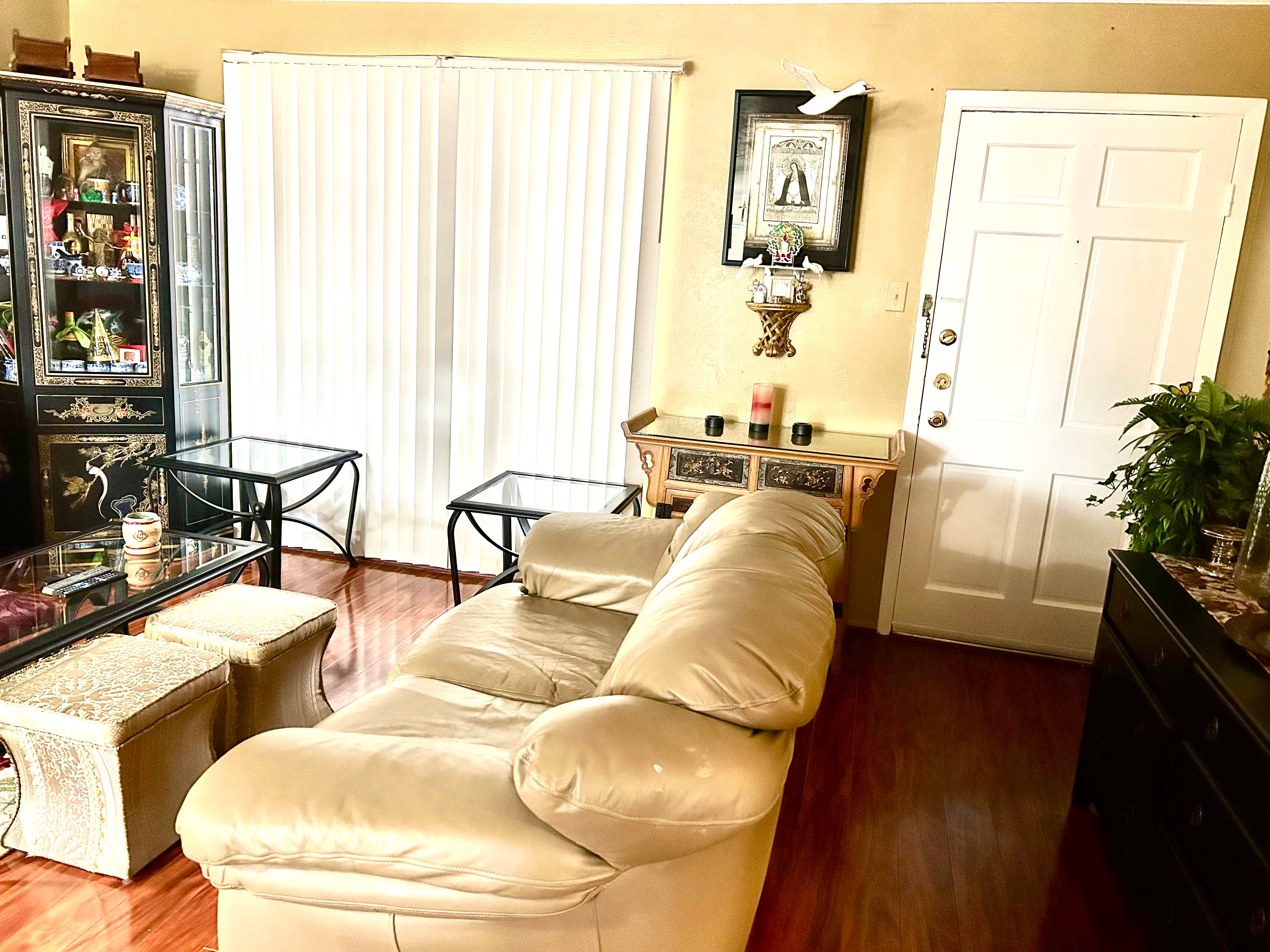 Cozy 1-Bedroom Condo with Balcony, Utilities Included & Covered Parking - Prime Location - Photo 2