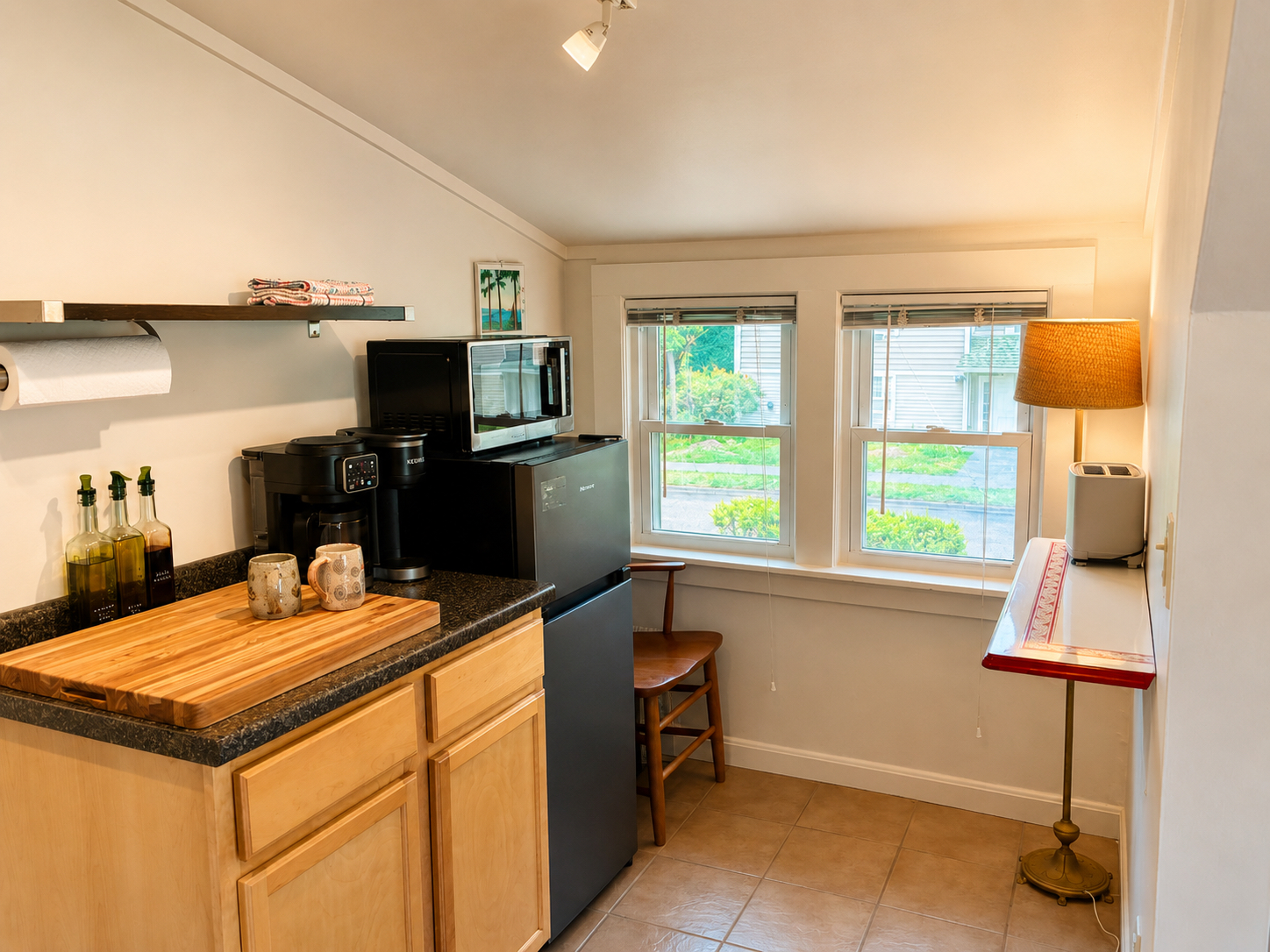 Burlington: Lovely Furnished one bedroom apt. - Photo 7