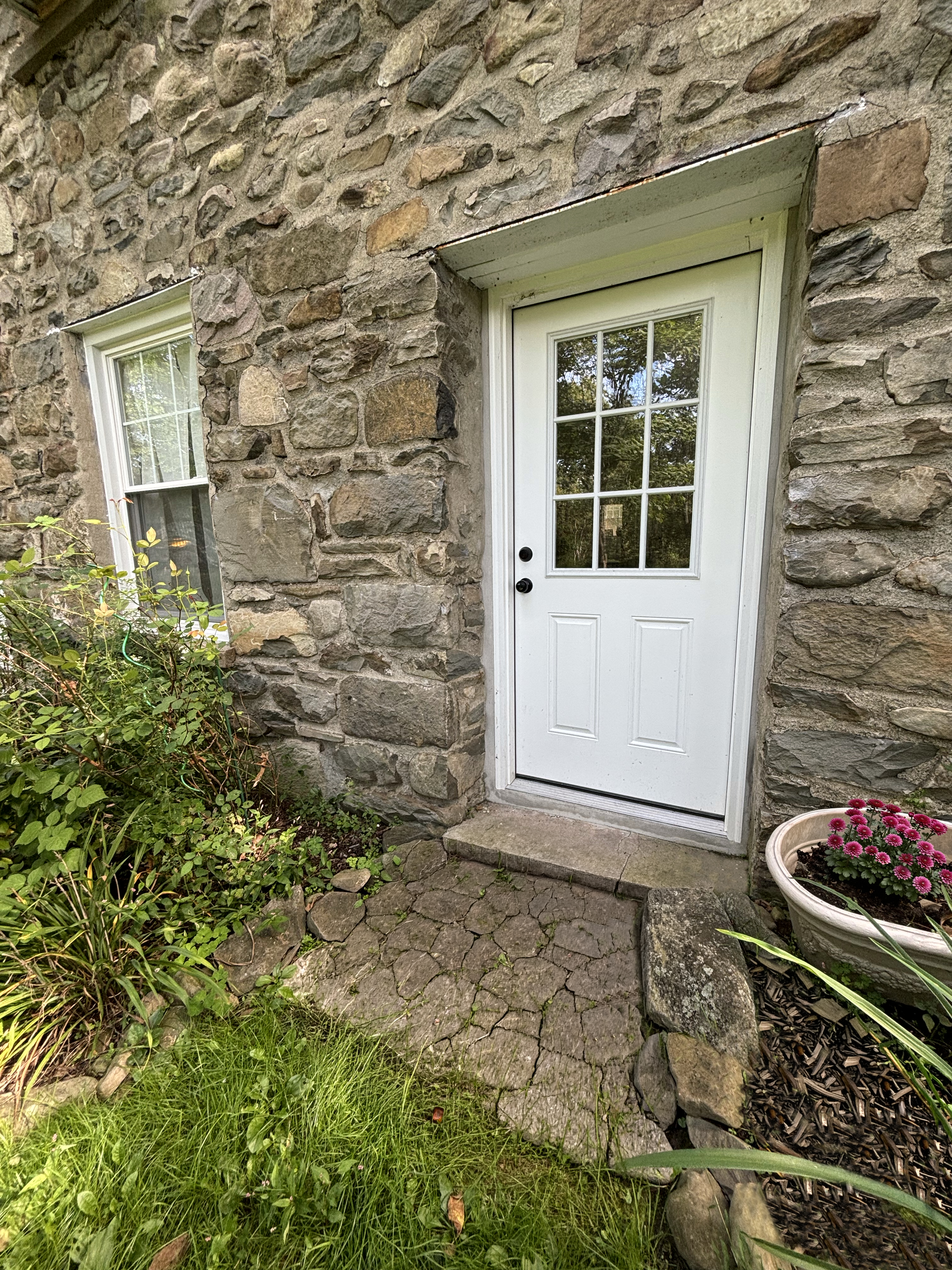 The Stonehouse Garden-level apartment - Photo 9