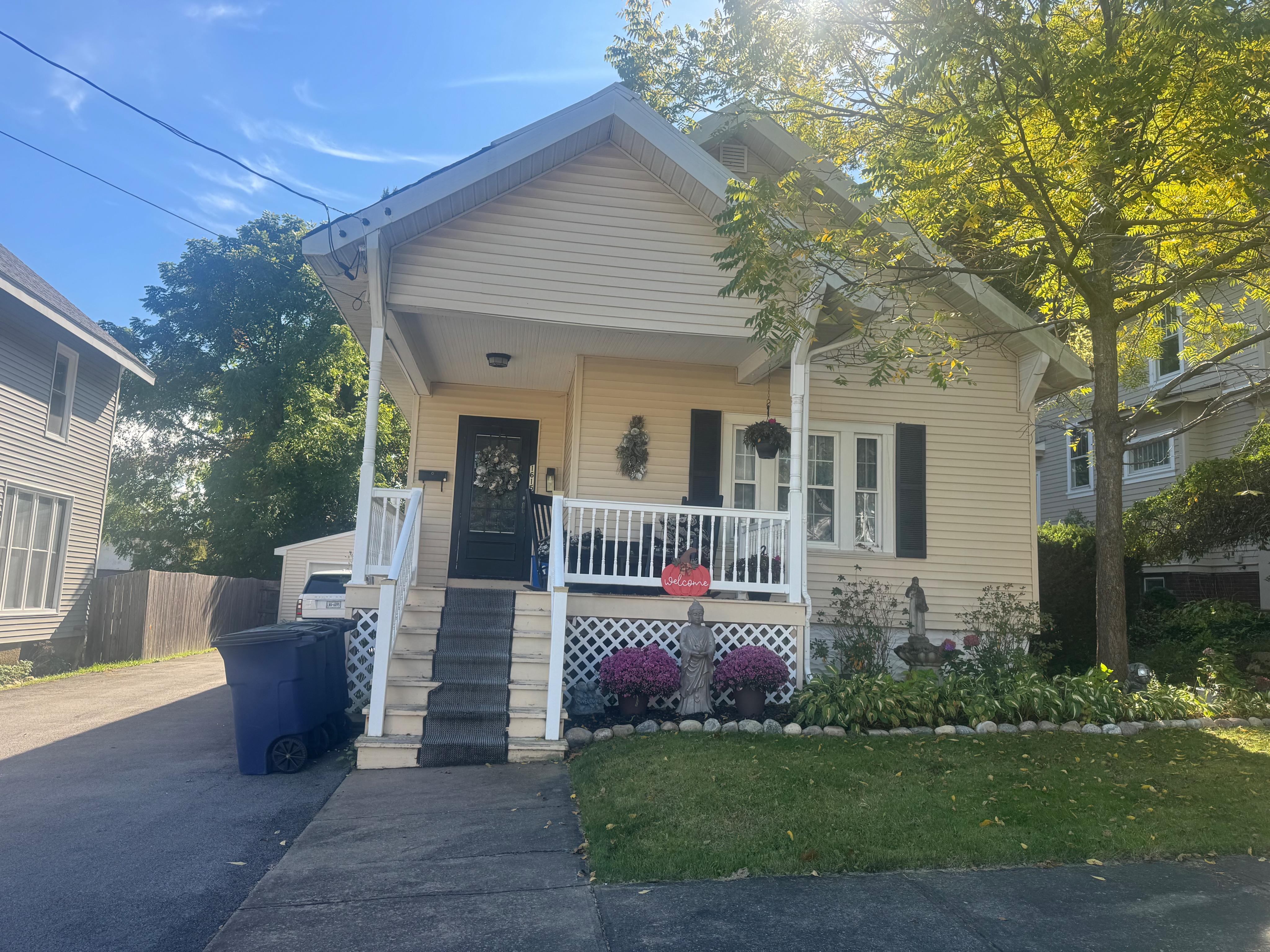 Charming 1 bedroom apartment in a quiet wonderful East Utica neighborhood! - Photo 1