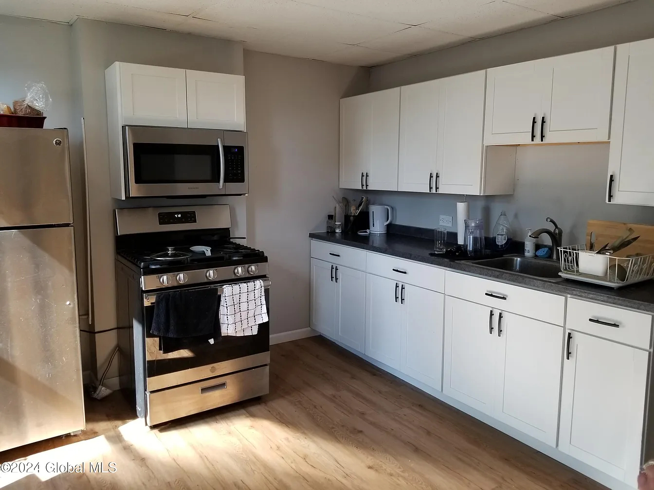 Bright & Spacious 2BR + Private Office | Furnished Troy Apartment - Photo 2