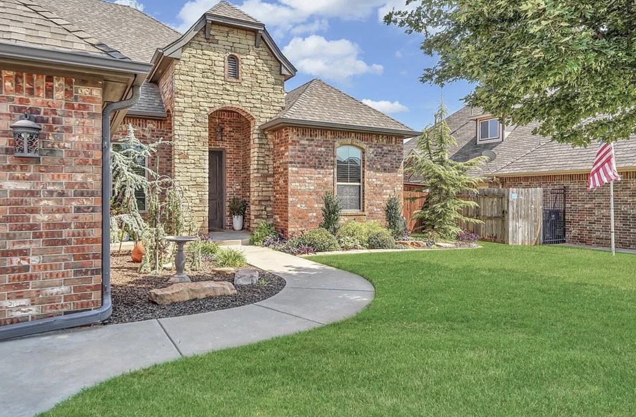 Spacious 4BR Yukon Retreat with Theater, Office & 3-Car Garage - Photo 3