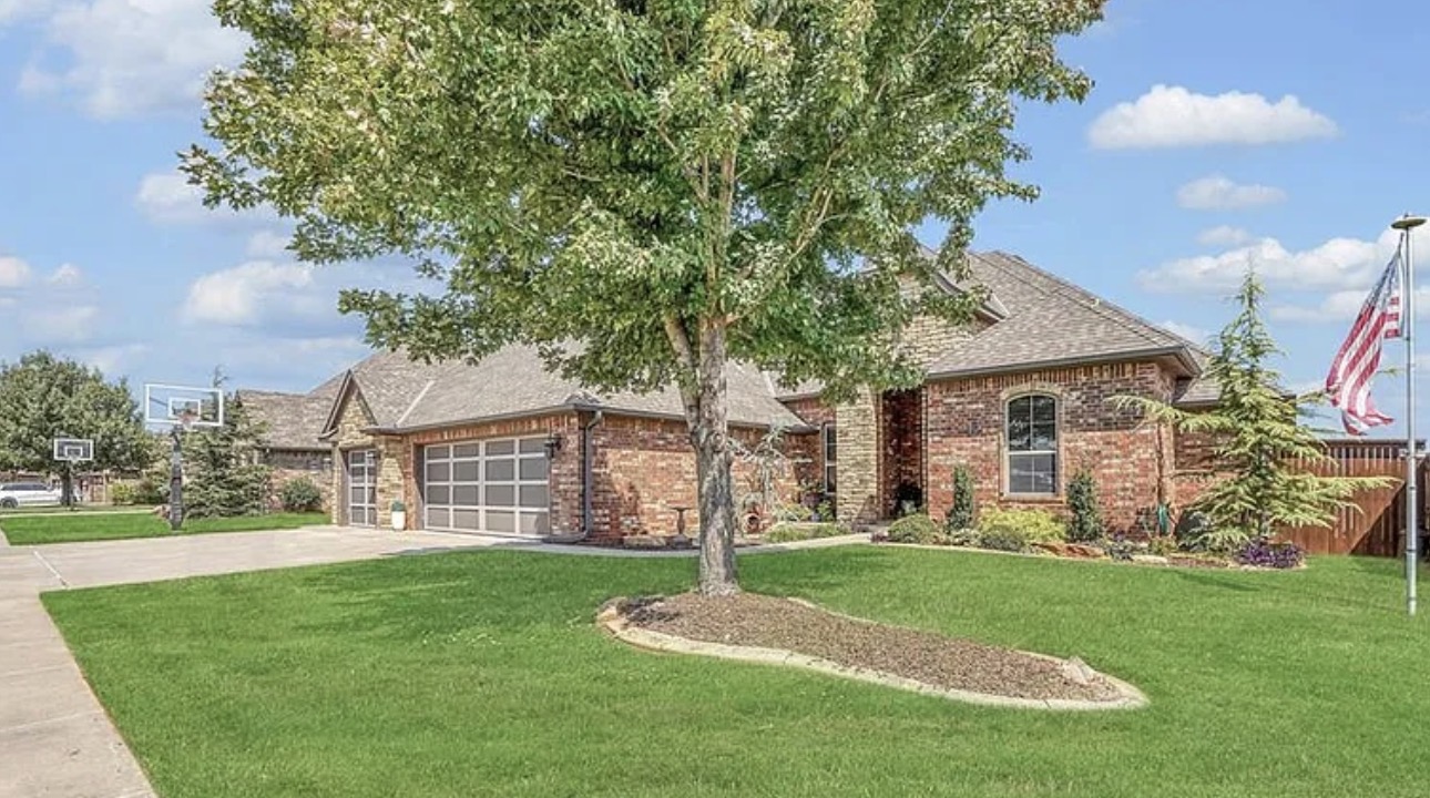 Spacious 4BR Yukon Retreat with Theater, Office & 3-Car Garage - Photo 2