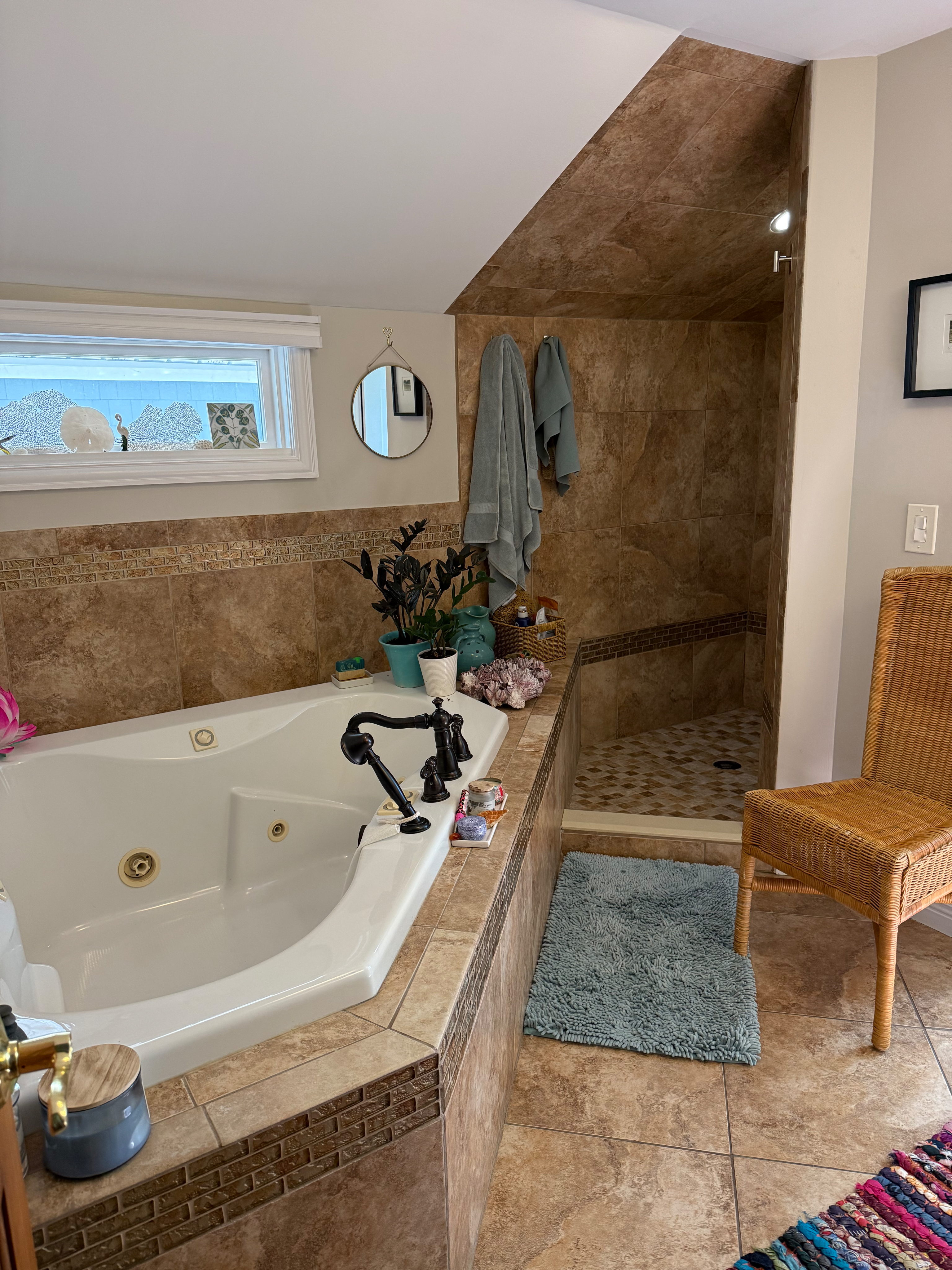 Tranquil and Bright. Your home away from home. - Photo 12