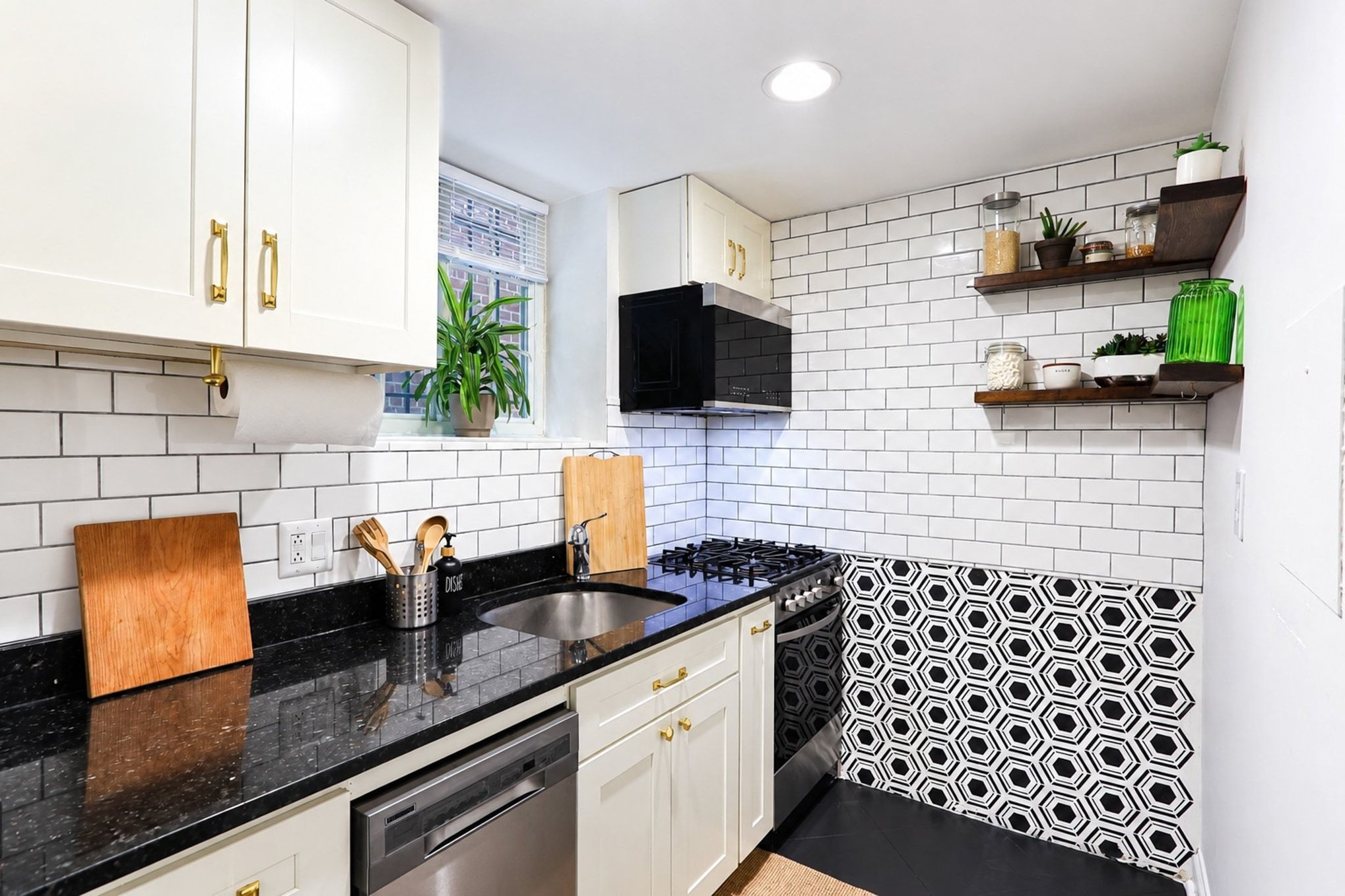 Furnished 2BR Park View Retreat | 2 Metros & Bus | Utilities Included | Near MedStar - Photo 5