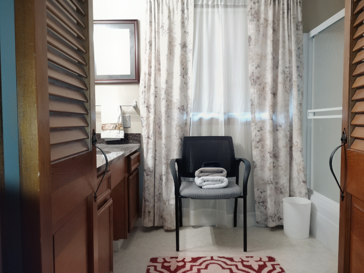 Furnished Full-Bedroom | Quiet Monthly Stay | Nurses' Retreat - Photo 3