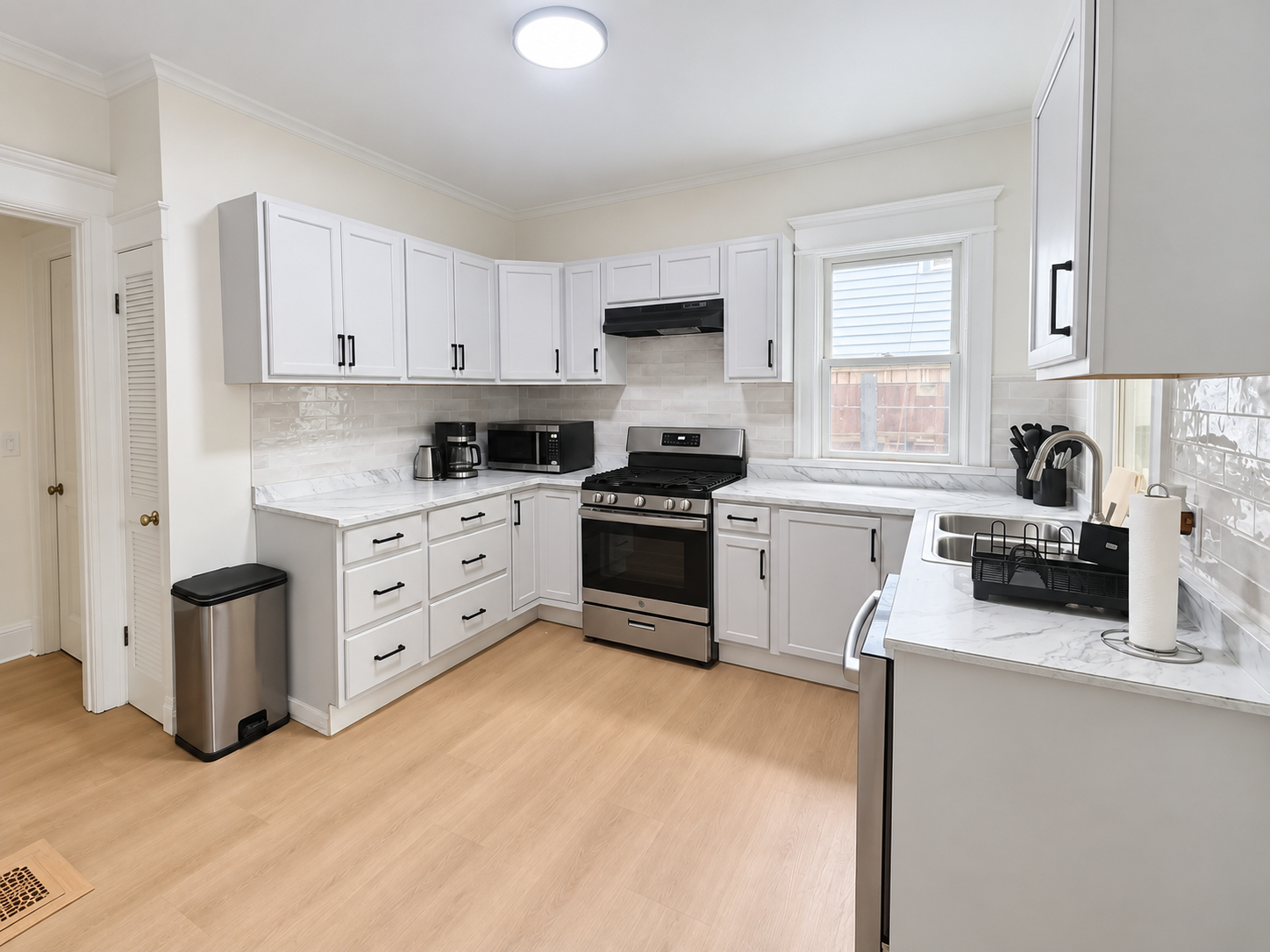 Move-In Ready Room for Traveling Professionals - Photo 2