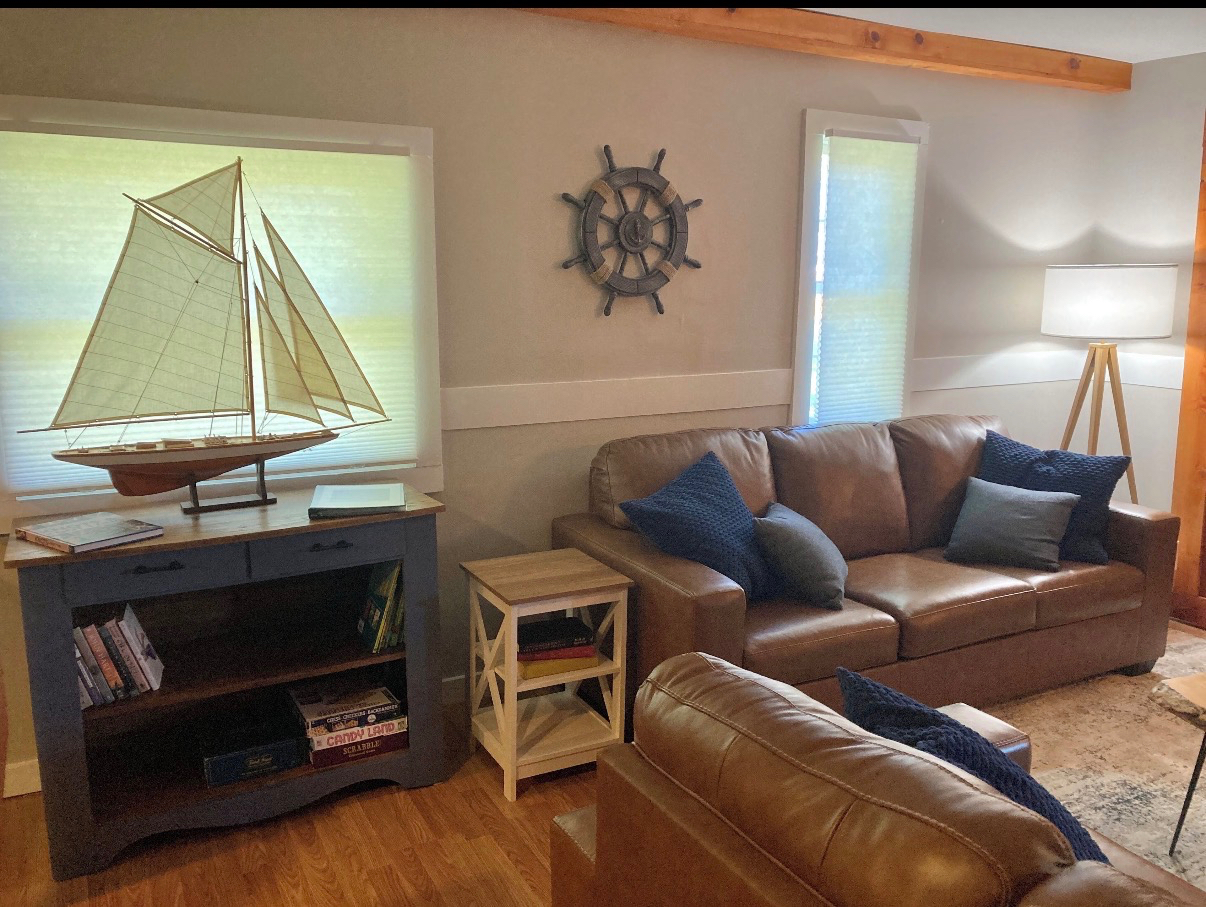 Charming 2-Bedroom Lake Cottage - Photo 2