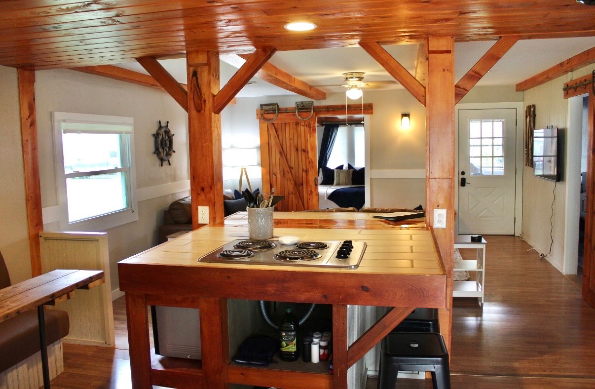 Charming 2-Bedroom Lake Cottage - Photo 3