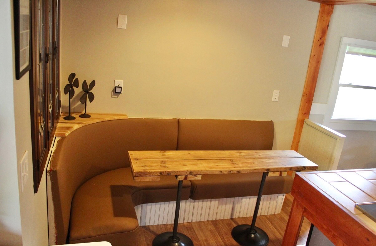 Charming 2-Bedroom Lake Cottage - Photo 4