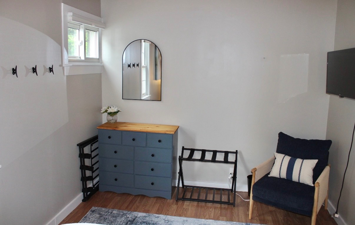 Charming 2-Bedroom Lake Cottage - Photo 8