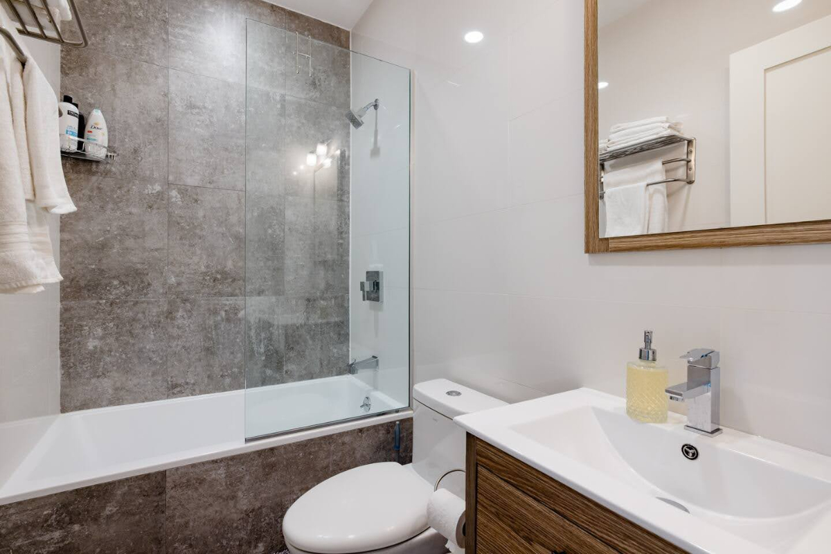 3 Blks to SUNY Downstate/Kings County | Dual 2BR/2BA Suites  FIOS  W/D - Photo 4