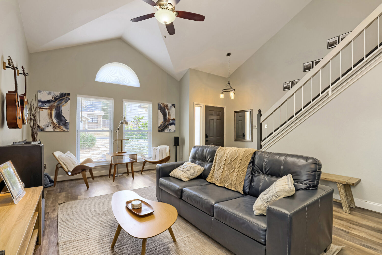 TCH - Spacious 3 bed/2.5 bath in Austin w/ Yard - Photo 2