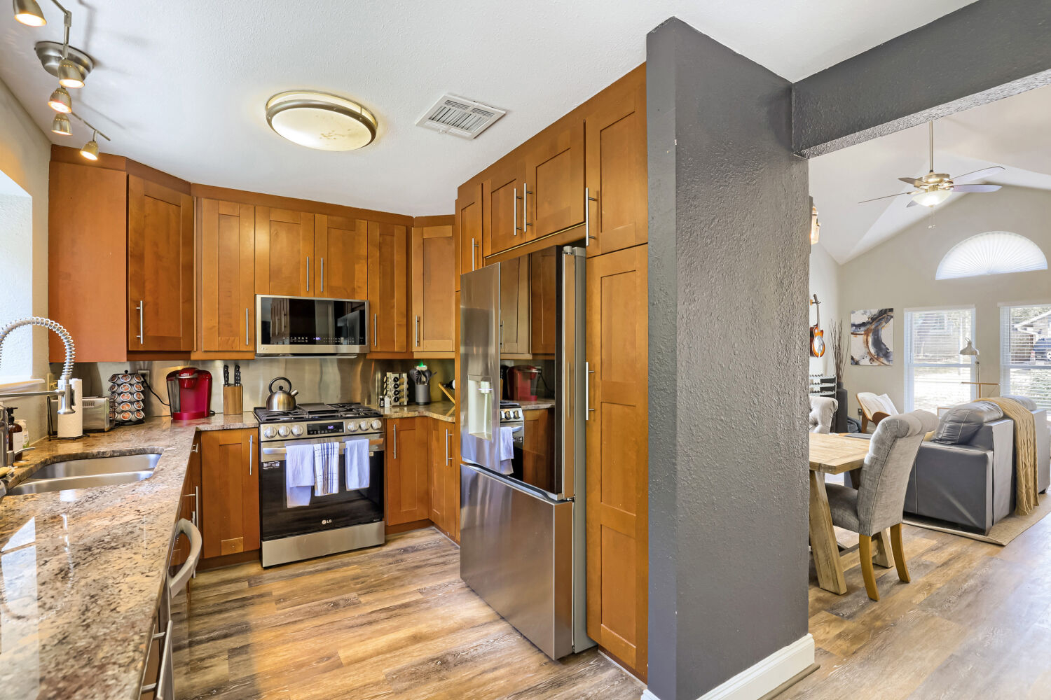 TCH - Spacious 3 bed/2.5 bath in Austin w/ Yard - Photo 8