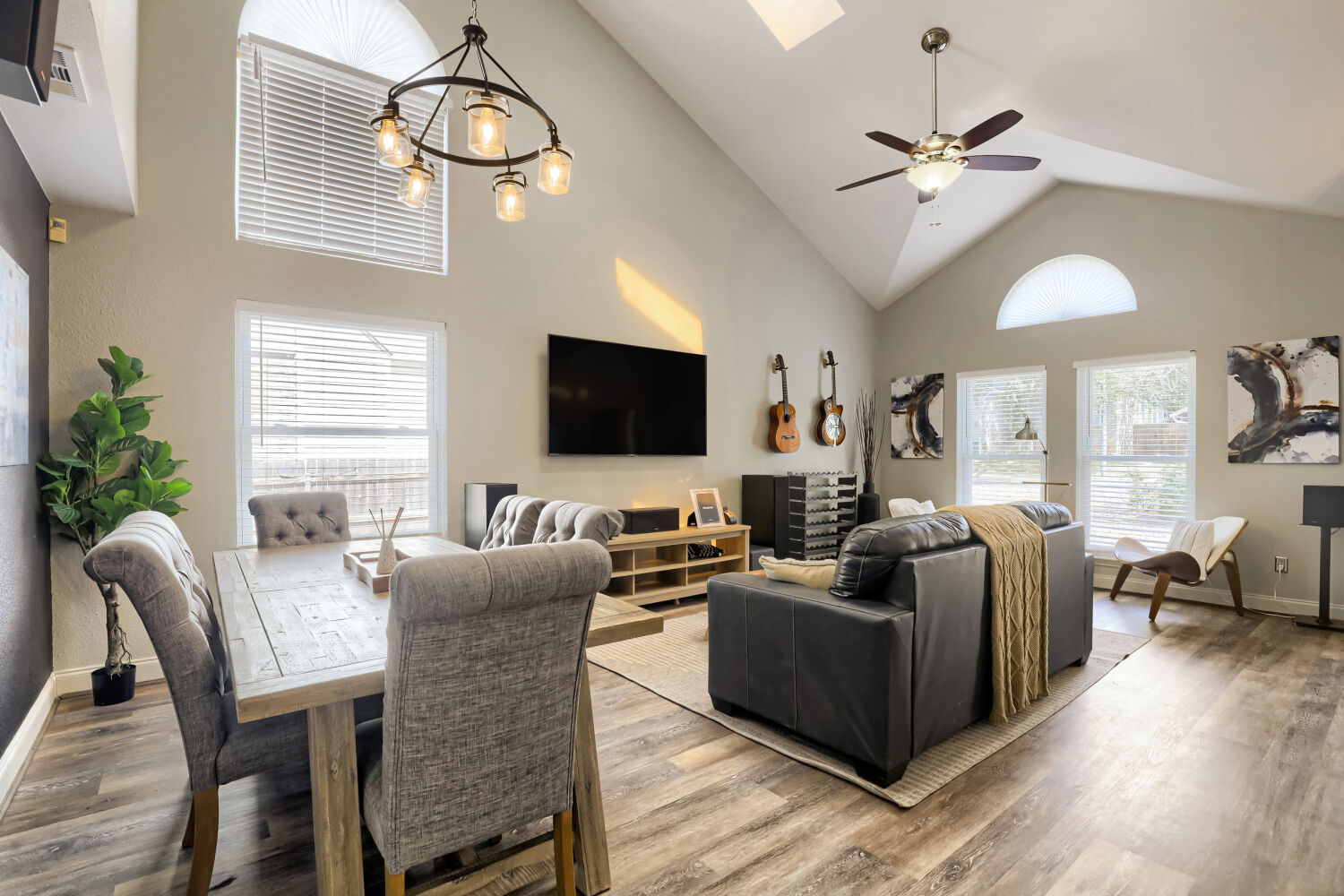 TCH - Spacious 3 bed/2.5 bath in Austin w/ Yard - Photo 5