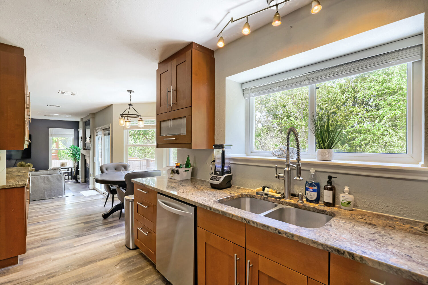 TCH - Spacious 3 bed/2.5 bath in Austin w/ Yard - Photo 9
