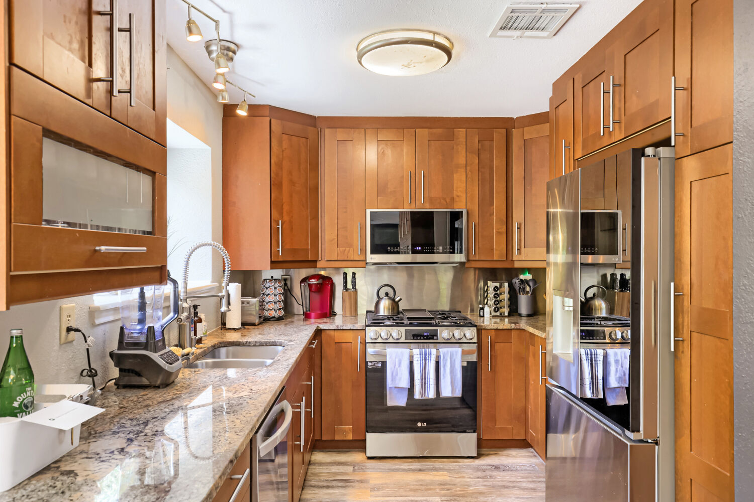 TCH - Spacious 3 bed/2.5 bath in Austin w/ Yard - Photo 10