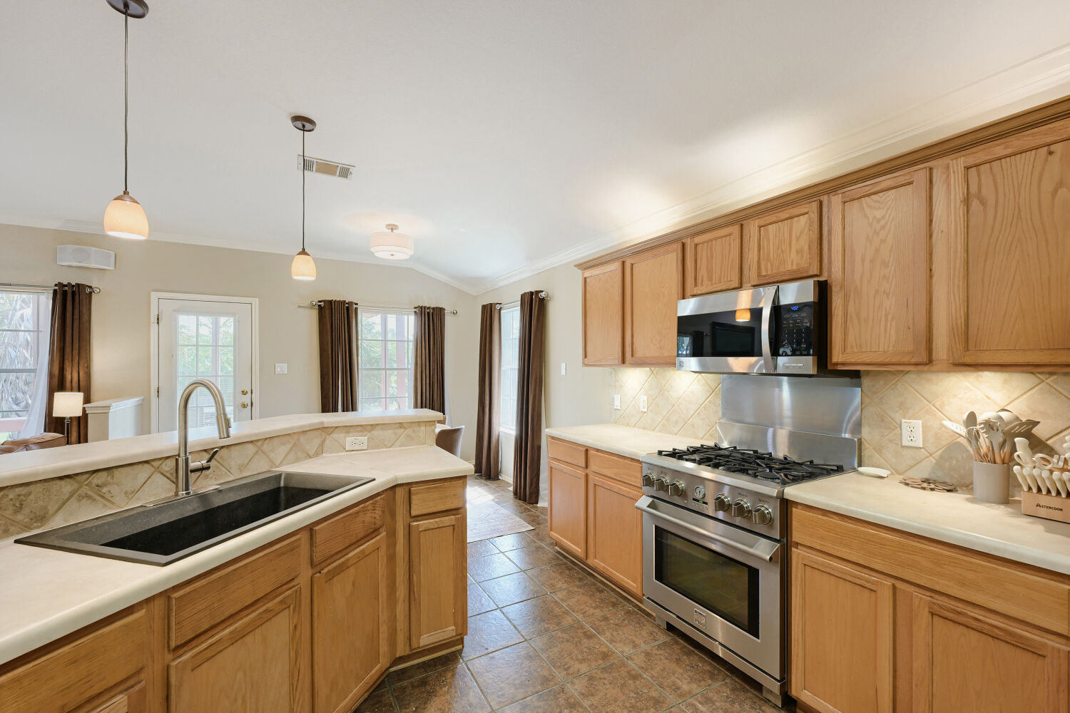 TCH - Spacious 3 bed/2 bath in Austin with Yard - Photo 9