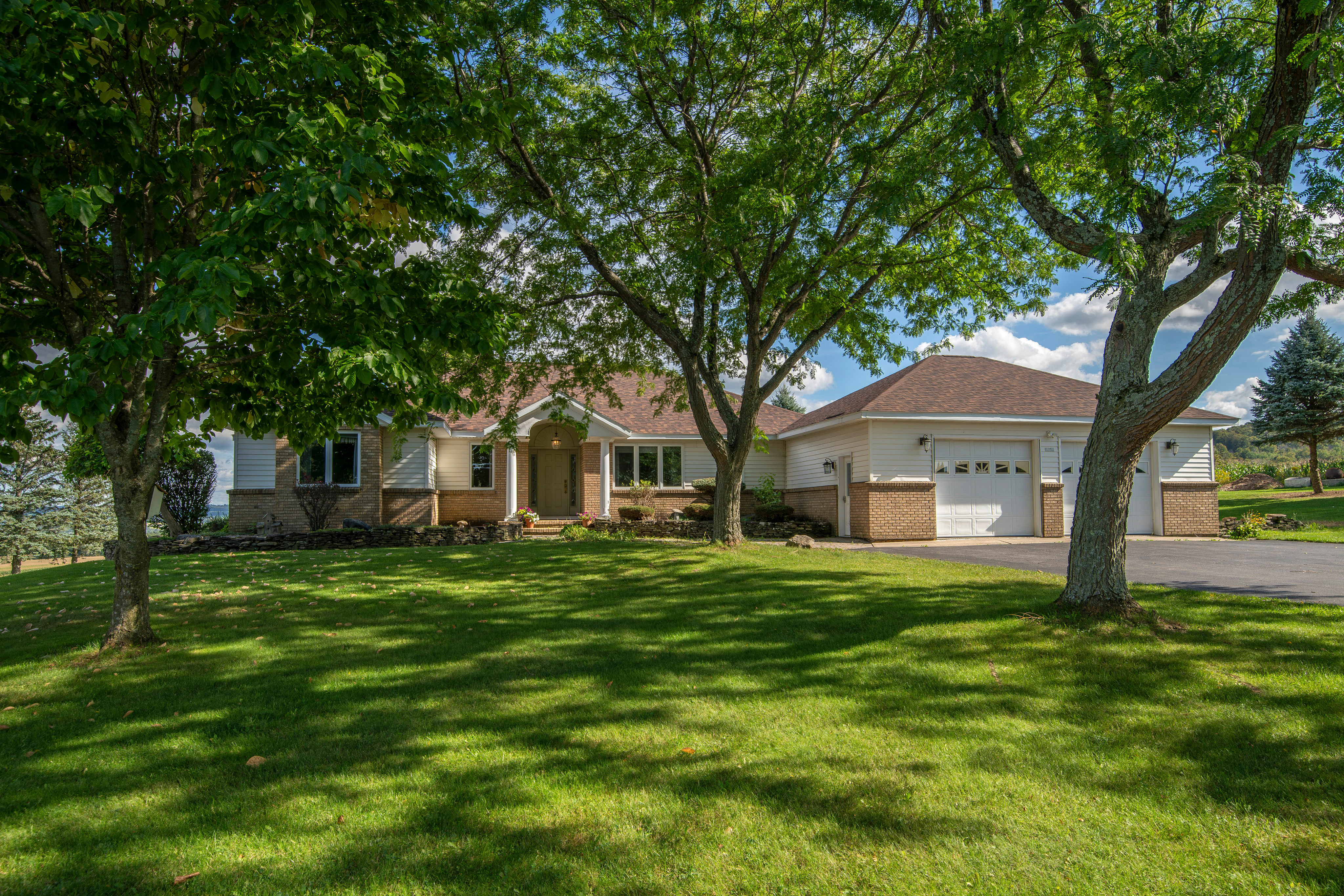 Immaculate Country Home with breath taking views - Photo 1